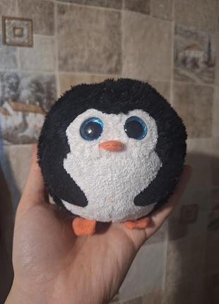 Мягкая игрушка - пингвин waddles из серии ty puffies, который отличается своей круглой формой и большими блестящими глазами.