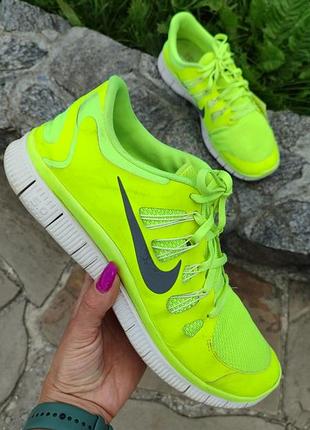 Чоловічі кросівки nike free 5.0 у яскравому неоново-салатовому кольорі з білою підошвою.