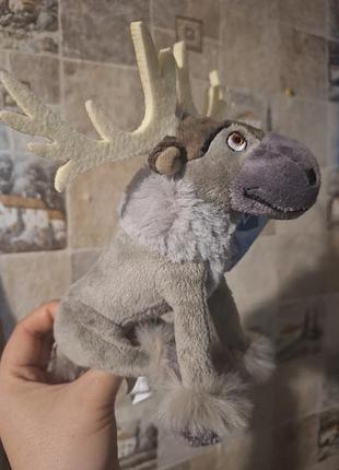Плюшевая игрушка disney frozen sven от производителя just play.игрушка изображает оленя свэна из мультфильма "холодное сердце", имеет фетровые рога и вышитые глаза.