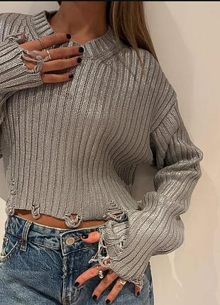 Трендовый укороченный рваный свитер серебристого цвета размер л хл zara