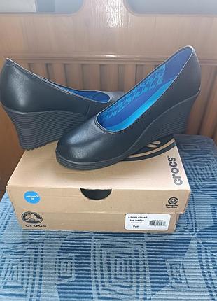 Женские туфли crocs a-leigh closed toe wedge — новые, оригинал в коробке