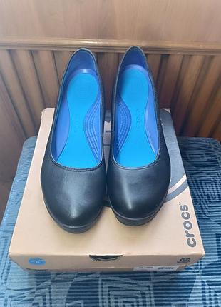 Жіночі туфлі crocs a-leigh closed toe wedge — нові, оригінал у коробці