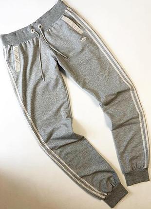 Adidas sweatpants
• размер: m
• состояние: 5/5 (идеальный)
• цена: 440 грн
спортивные штаны adidas. олдскульный силуэт, классические три полоски.