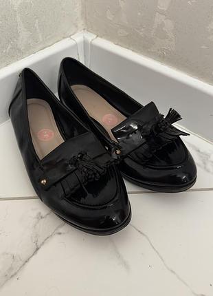 Чорні лакові лофери carvela з китицями