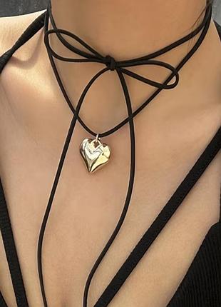 Чокер-шнурок із золотистою підвіскою у вигляді серця