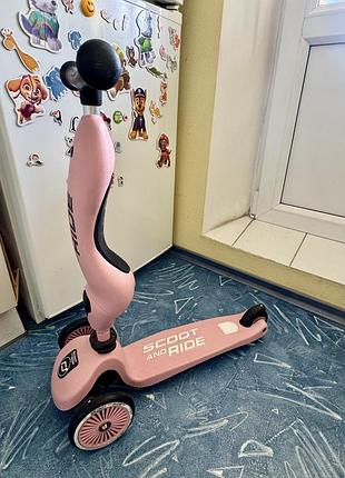 Самокат-біговел scoot&ride highwaykick, який об'єднує в собі біговел і самокат), дозволяючи дитині вибрати найбільш оптимальне пересування для віку