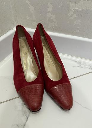 Вінтажні туфлі-човники kurt geiger виготовлені в італії з червоної замші та мають текстурований шкіряний носок