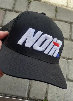 Черная кепка-тракер от бренда société noir отличается структурированной передней панелью с контрастной вышивкой «noir»отличное состояние..