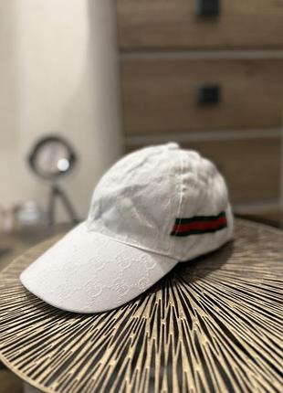 Кепка від бренду gucci