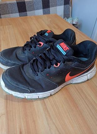 Кроссовки nike revolution очень мягкие и удобные подошва из пены размер 37 стельки 23,5 
легкие для бега