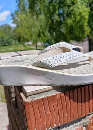 Стильні білі шльопанці clarks collection на танкетці, р. 37.5 (оригінал)