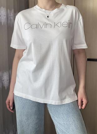 Біла футболка прямого фасону ck calvin klein l, є нюанс