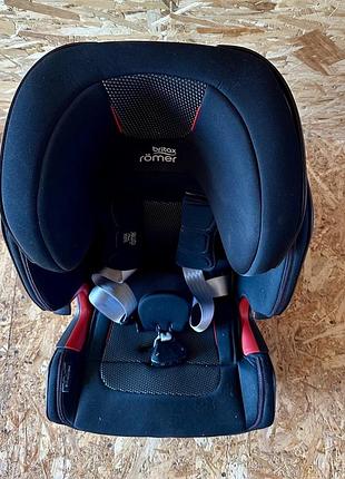 Чорне автокрісло britax-römer advansafix iv r оснащене п'ятиточковими ременями безпеки та кріпленням isofix