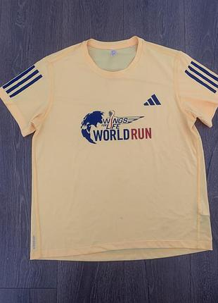 Бігова футболка adidas wings for life world run з темно-синіми фірмовими смужками на рукавах.