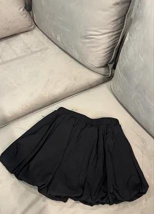 Чорна спідниця-балон від zara має об'ємний силует та текстуровану тканину