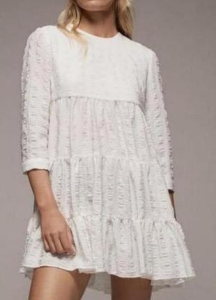 Біла сукня zara виготовленна із легкої тканини для максимального комфорту,з довгими рукавами