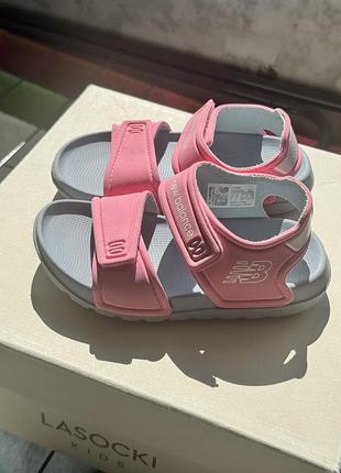 Босоніжки для дівчинки new balance рожеві 23,5