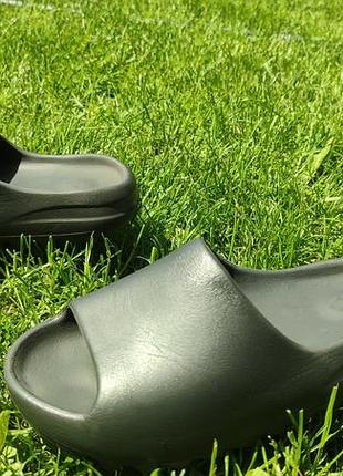 Шльопанці adidas yeezy slide onyx чорного кольору з матеріалу eva.