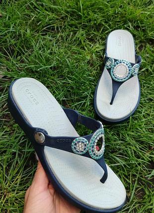 Жіночі сандалі-в'єтнамки crocs моделі sanrah diamante wedge flip з декоративним елементом.
