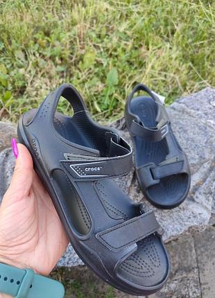 Чорні сандалі crocs swiftwater expedition з регульованими ремінцями на липучках.
