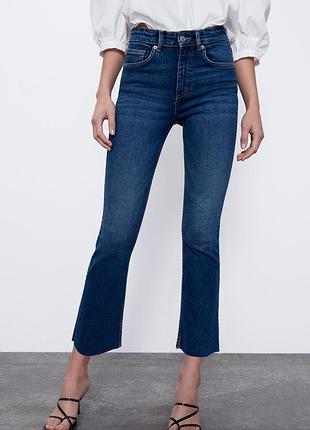 Синие джинсы стрейч с необработанным низом zara