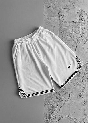 Чоловічі шорти nike в білому кольорі