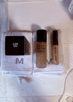 1. bobbi brown weightless skin foundation spf 15 — тональна основа. 2. bobbi brown skin full cover concealer — консилер.