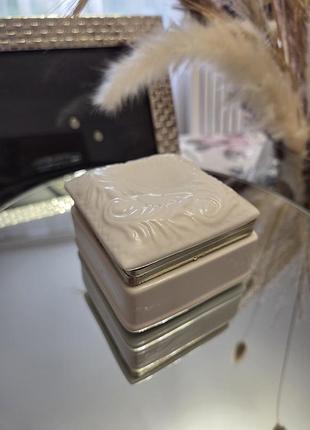 Шкатулка для украшений керамическая белая щу откидной крышкой