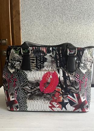 Яскрава сумка від michael kors, з різнокольоровим принтом з акцентом на рожеві губи і британський стяг