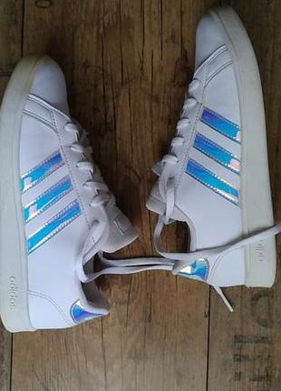 Кроссовки adidas grand court белого цвета с радужными полосками