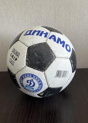 Футбольний мʼяч динамо