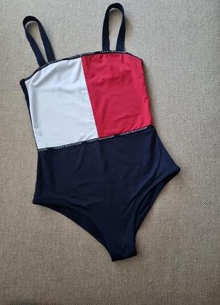 Суцільний купальник tommy hilfiger у фірмових біло-червоних - темно синій кольорах