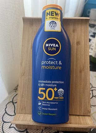 Зволожувальний сонцезахисний лосьйон nivea sun protect & moisture з високим рівнем захисту spf 50+.