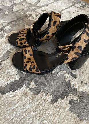 Ефектні шкіряні босоніжки river island з леопардовим принтом