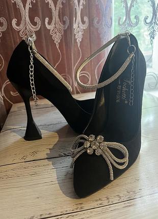 Туфлі з сяючим бантом