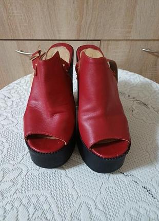 Классные кожаные босоножки valentino!🎀