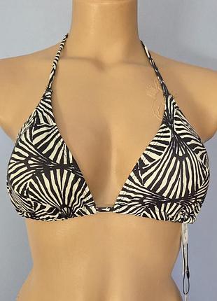 Верхняя часть купальника, бюстик в черно-белых тонах с геометрическим принтом