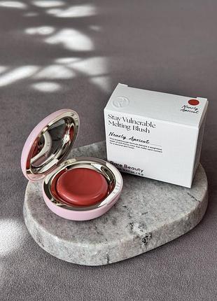 Румяна-бальзам для щек rare beauty stay vulnerable melting blush nearly apricot 5 г