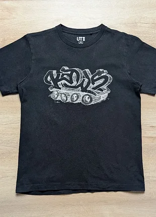 Футболка uniqlo ut × kaws graffiti оригінал xs чорна