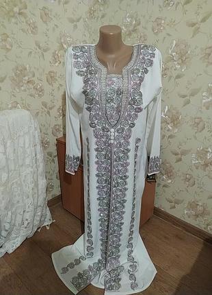 Вышитое платье