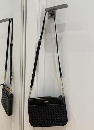Чорна сумка guess через плече