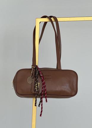 Сумка miu miu багет с брелком коричневый