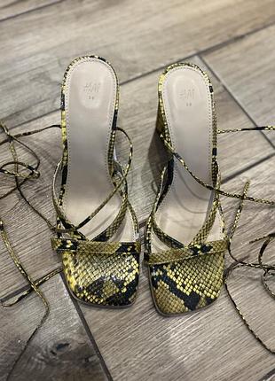 Босоніжки h&m зміїний принт , танкетка