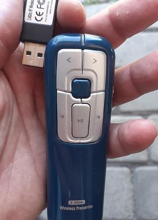 Рабочий беспроводной презентер logitech с частотой 2,4 ггц, оснащенный лазерной указкой и usb-приемником.