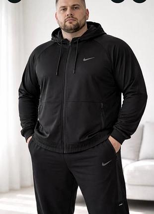 Літній спортивний костюм nike виконаний із легкої синтетичної тканини лакоста.