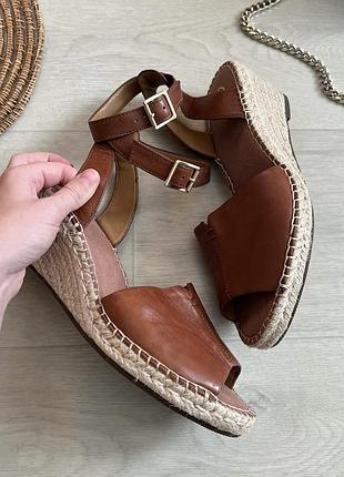 Натуральные кожаные босоножки clarks