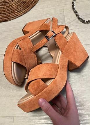 Натуральные замшевые босоножки clarks