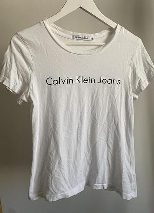Класична біла жіноча футболка бренду calvin klein jeans