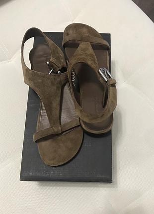 Чудові замшеві сандалі massimo dutti
