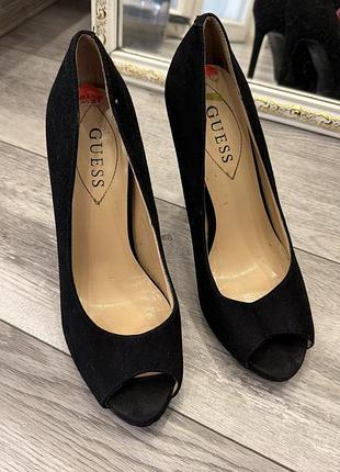 Замшеві туфлі guess на каблуці